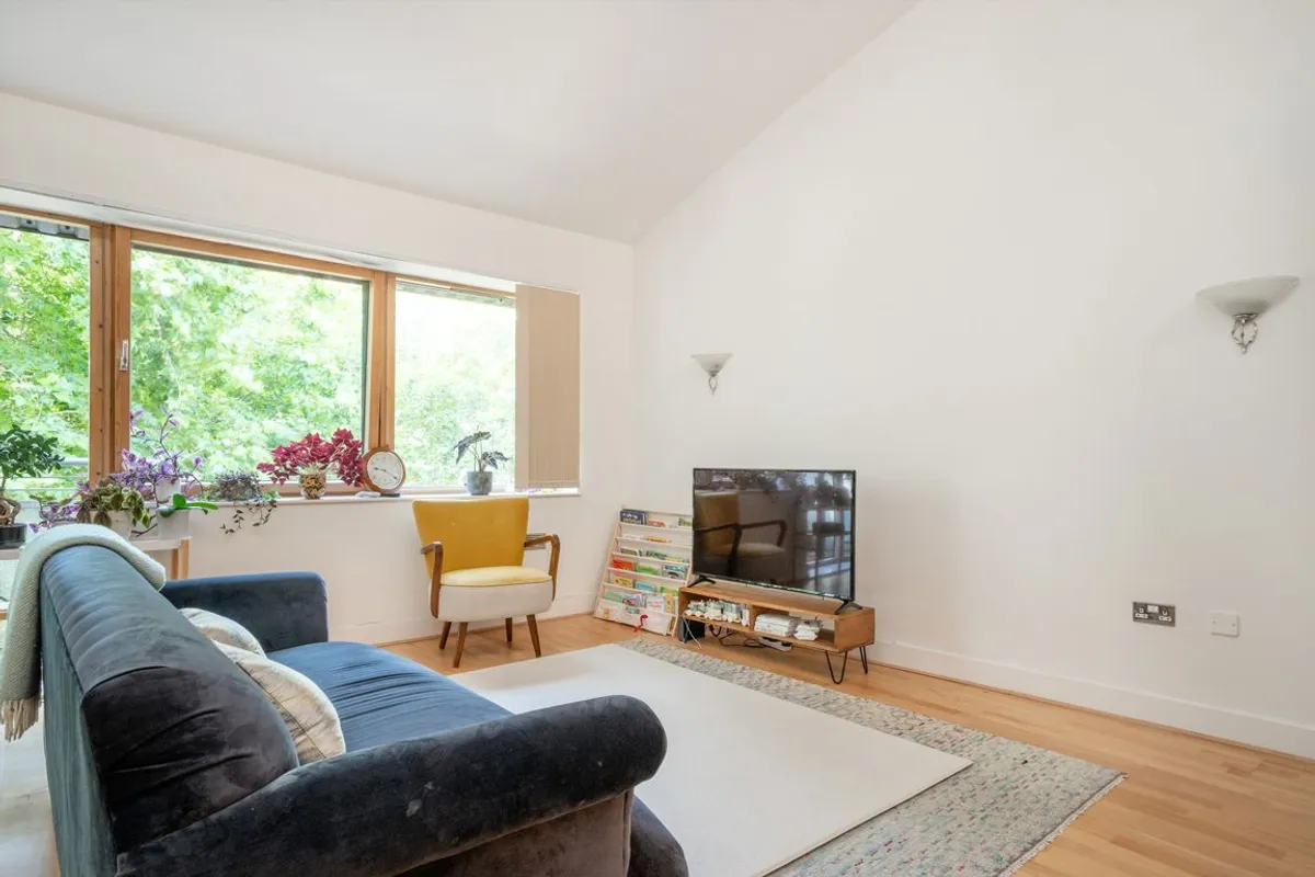 Flat Chiswick High Road in Greater London