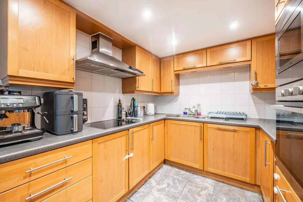 Flat Chiswick High Road in Greater London