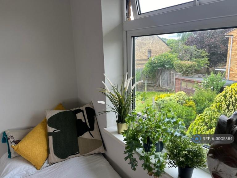 Room Railway Place in East Hertfordshire