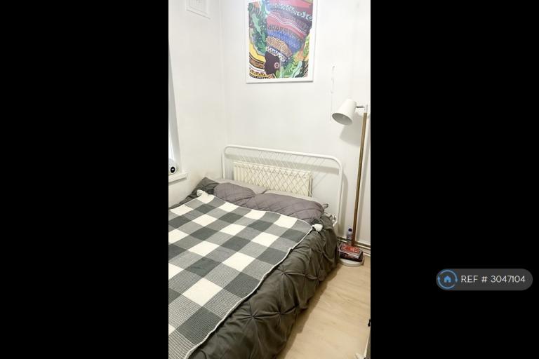 Flat Prince Henry Road in Greater London
