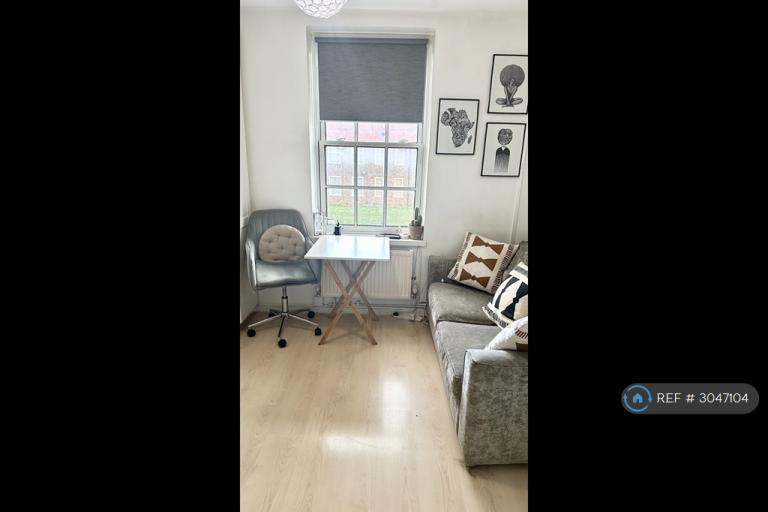 Flat Prince Henry Road in Greater London