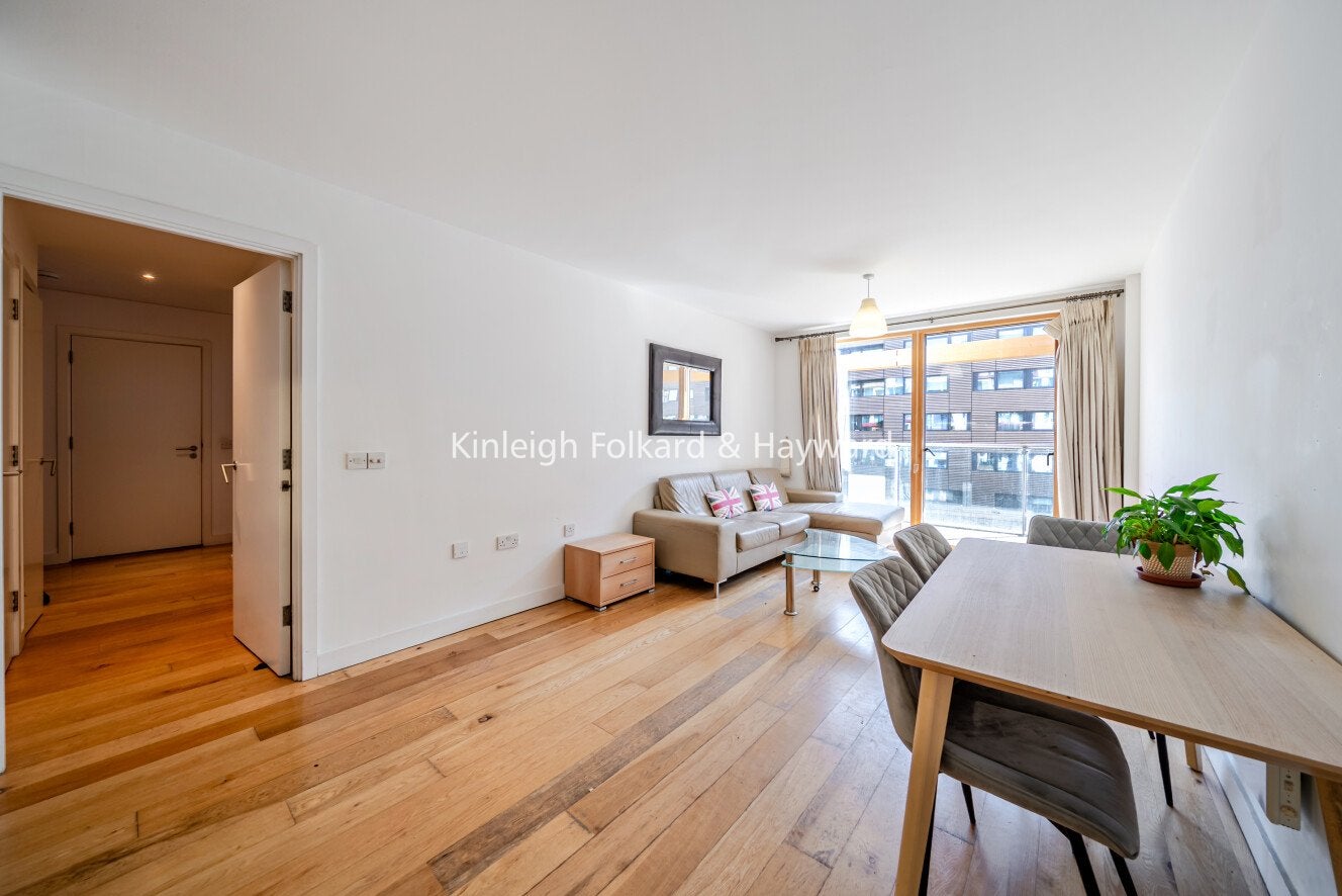 Flat Crampton Street in Greater London