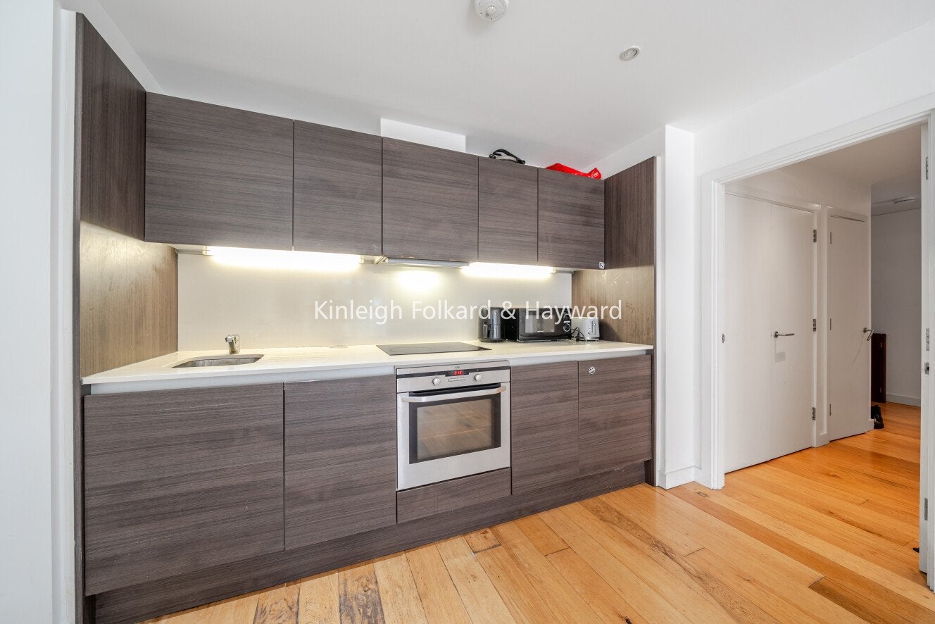 Flat Crampton Street in Greater London