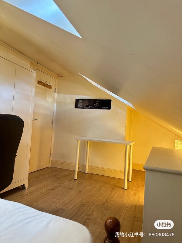 Room Dowsett Road in Greater London