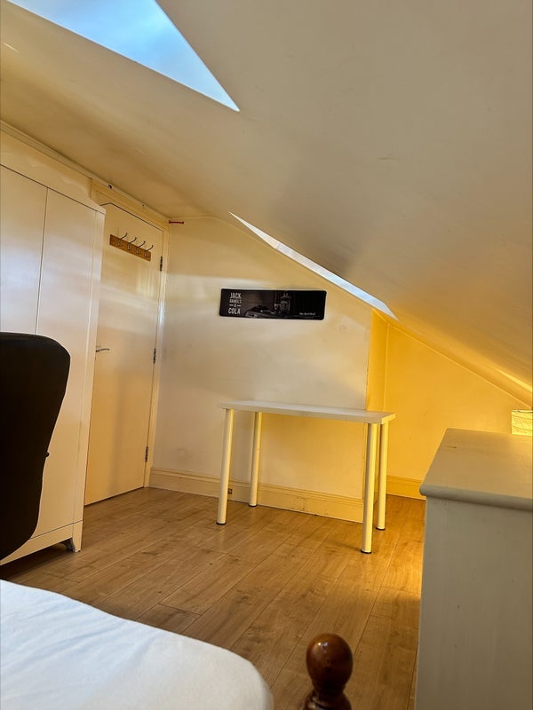 Room Dowsett Road in Greater London
