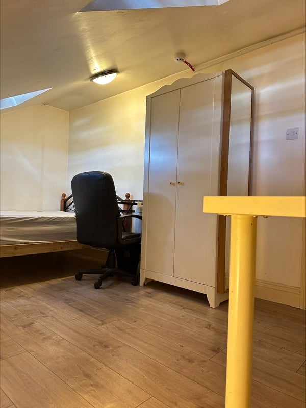 Room Dowsett Road in Greater London