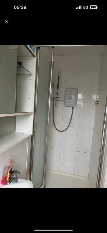 Room Dowsett Road in Greater London