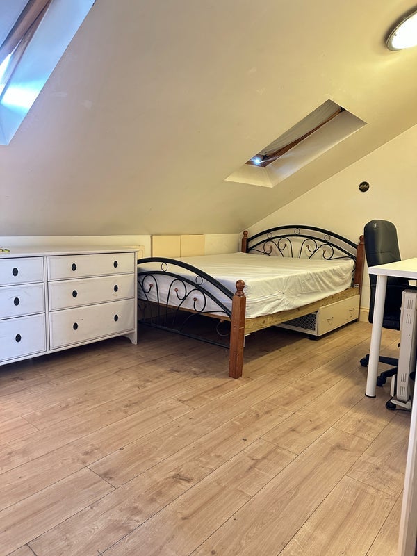 Room Dowsett Road in Greater London