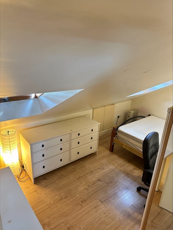 Room Dowsett Road in Greater London