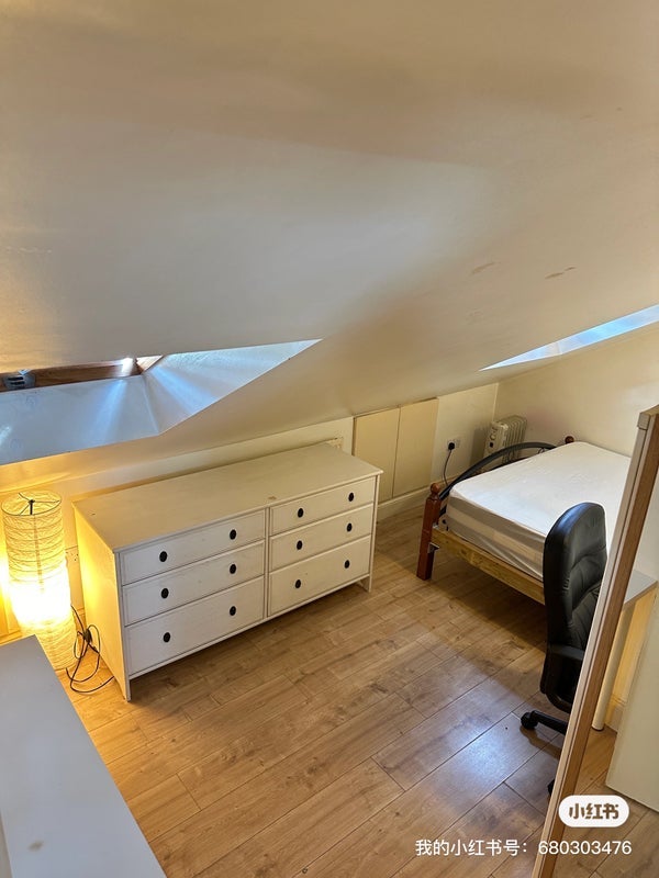 Room Dowsett Road in Greater London
