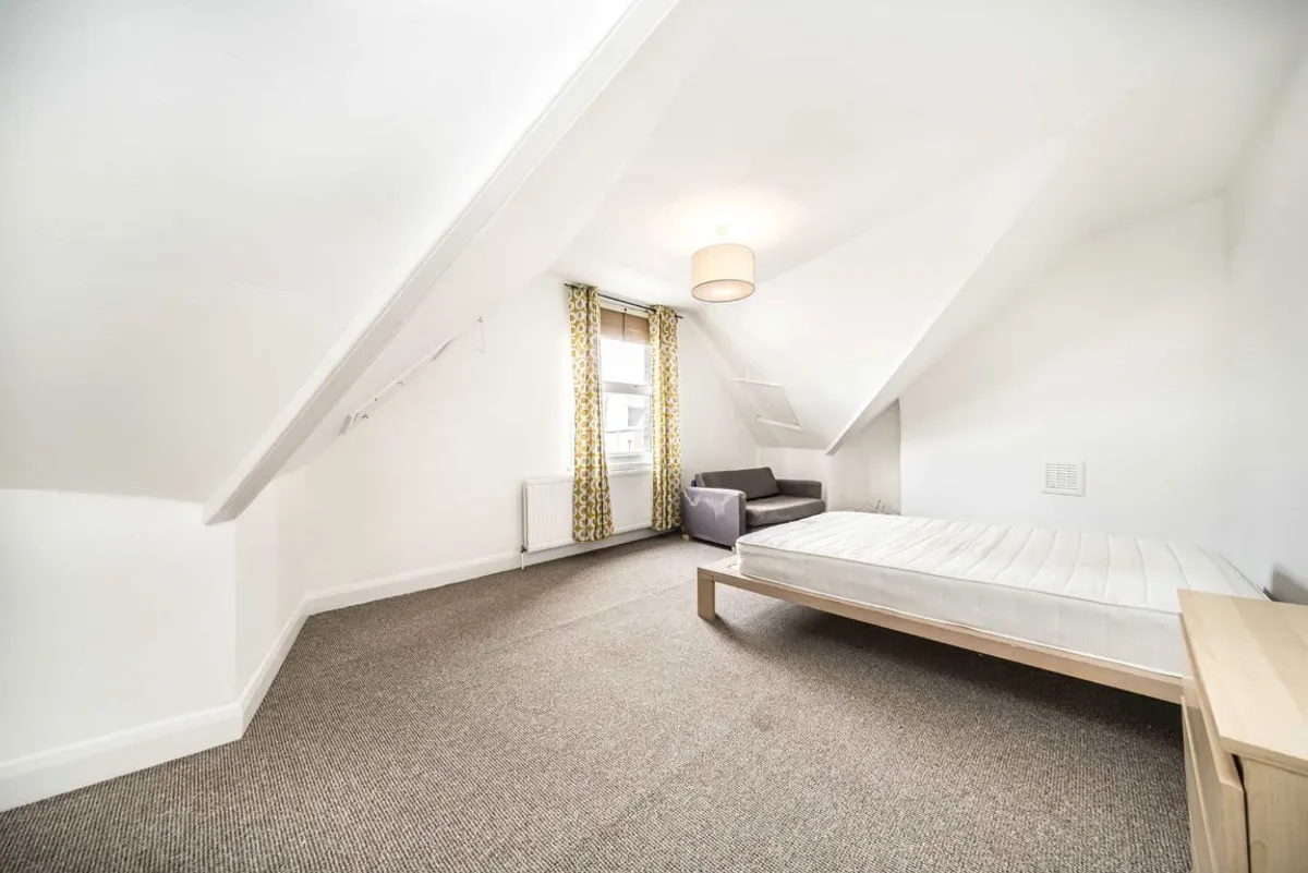 Flat Balham High Road in Greater London