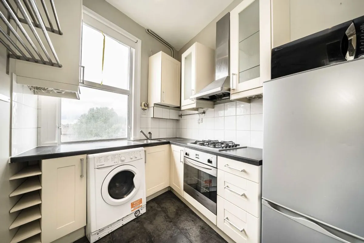 Flat Balham High Road in Greater London