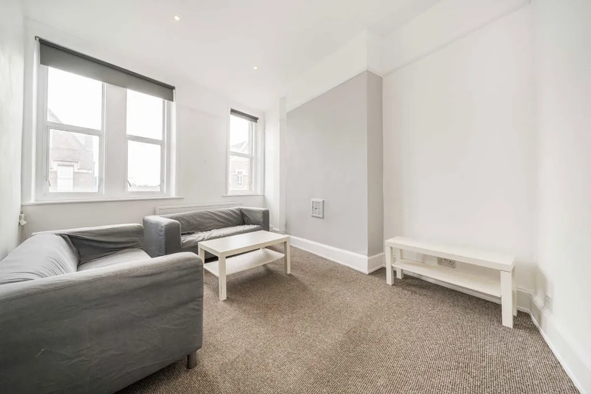 Flat Balham High Road in Greater London