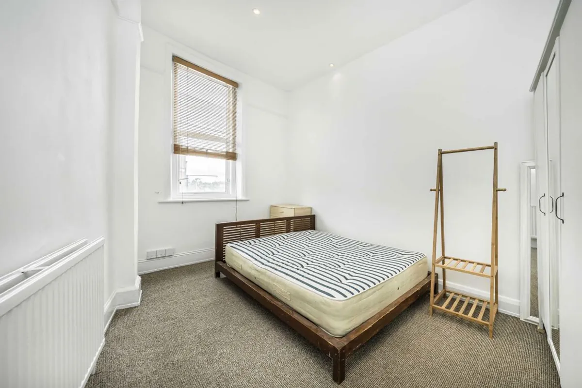 Flat Balham High Road in Greater London