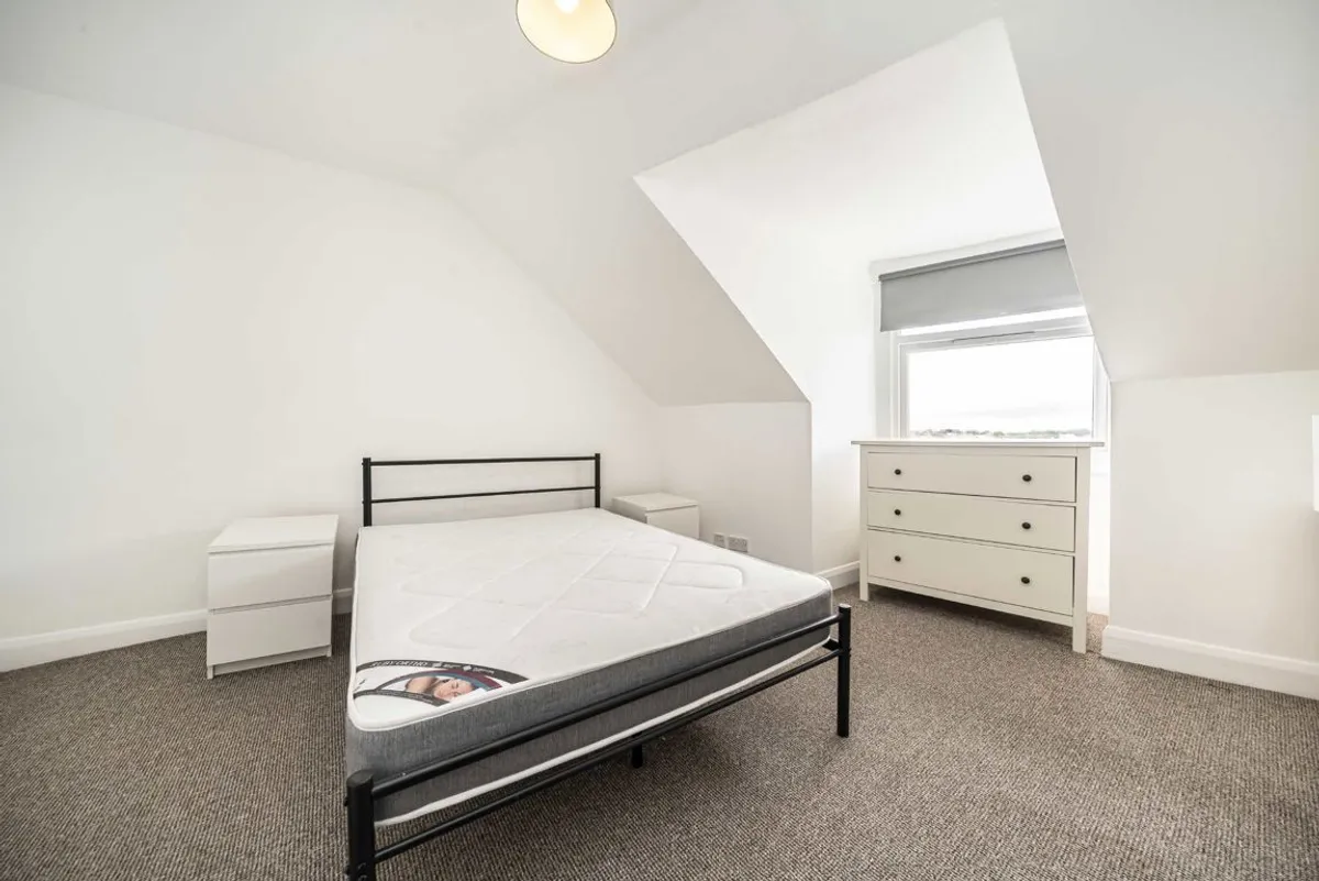 Flat Balham High Road in Greater London