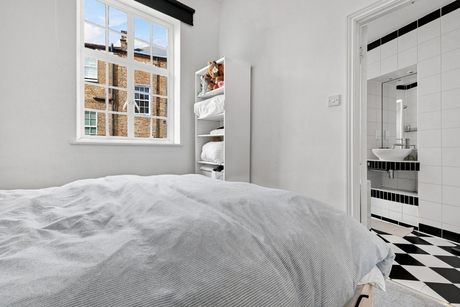 Flat Clarendon Street in City of Westminster