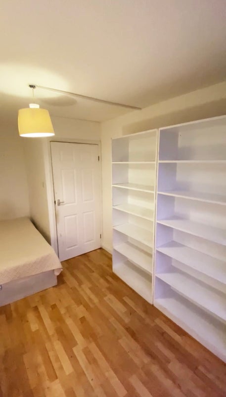 Room Treadgold Street in Greater London