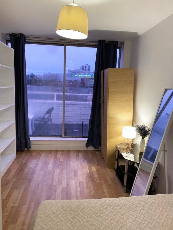 Room Treadgold Street in Greater London