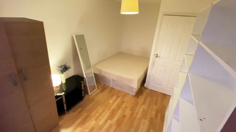 Room Treadgold Street in Greater London