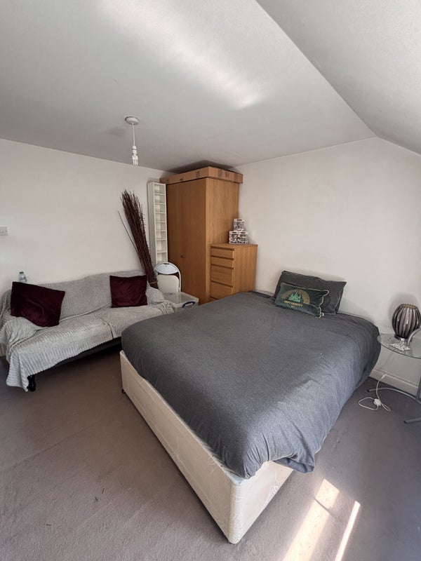 Room Mitcham Lane in Greater London