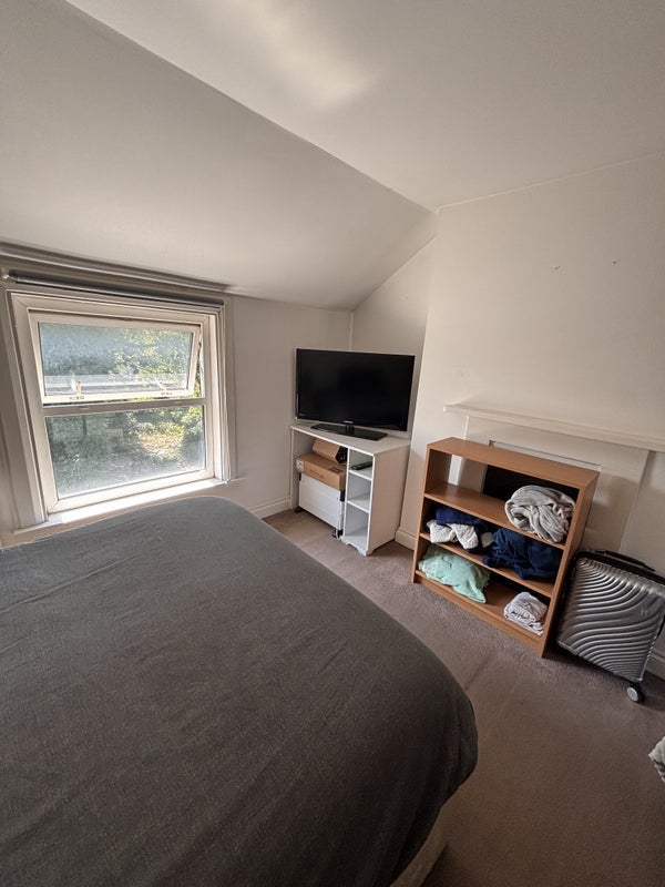 Room Mitcham Lane in Greater London