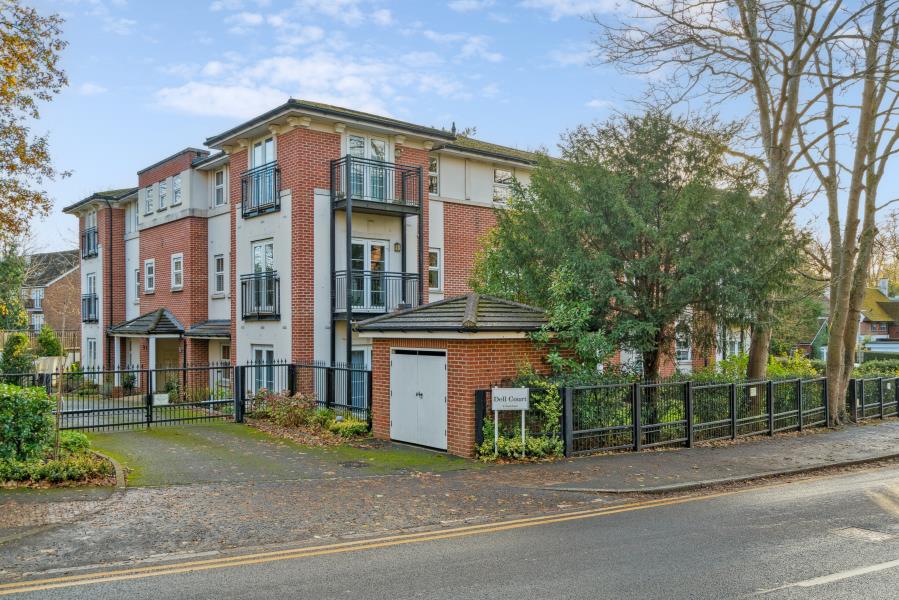 Flat Green Lane in Greater London