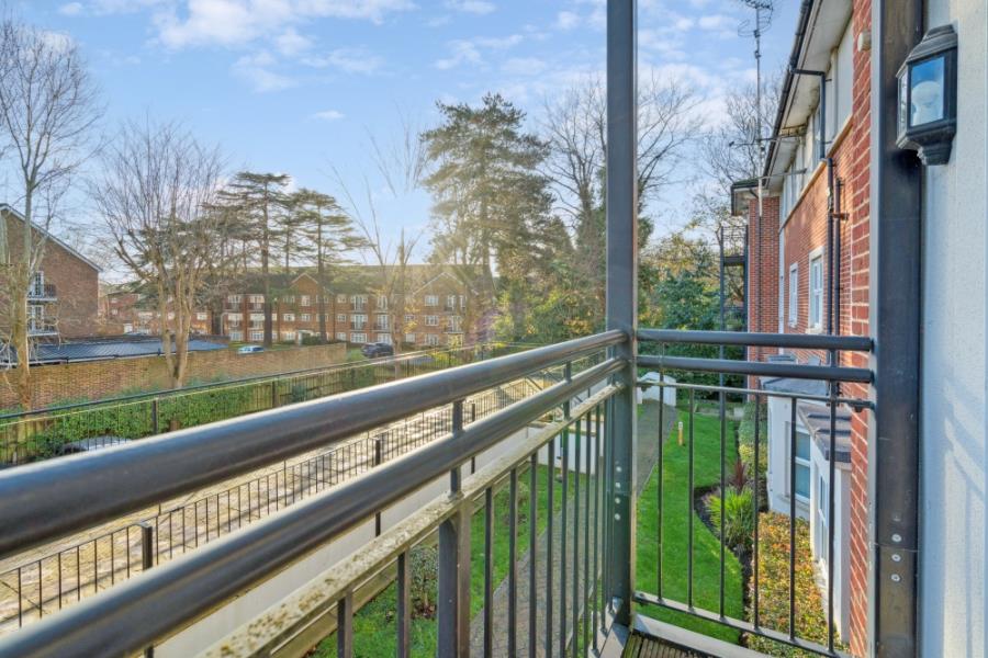 Flat Green Lane in Greater London