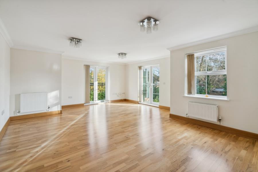 Flat Green Lane in Greater London