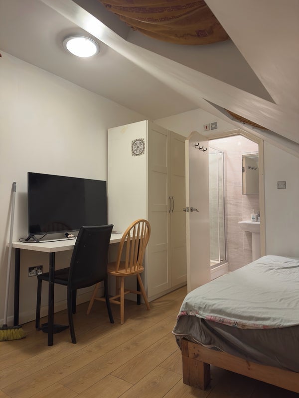 Room Dowsett Road in Greater London