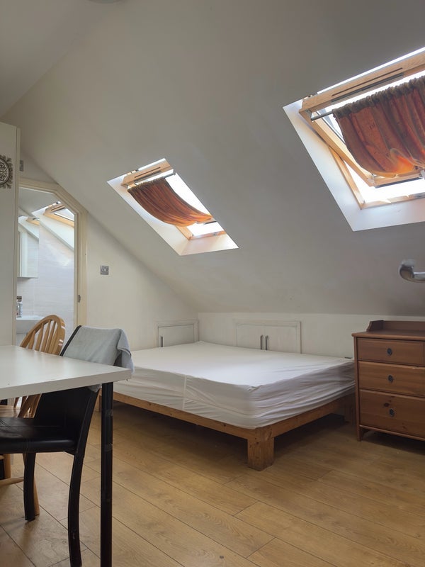 Room Dowsett Road in Greater London