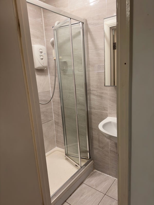 Room Dowsett Road in Greater London