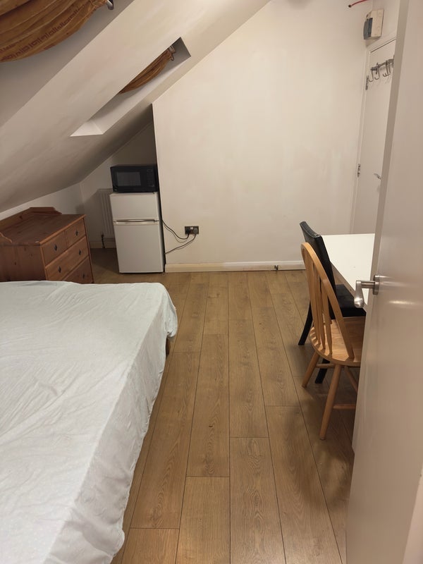 Room Dowsett Road in Greater London