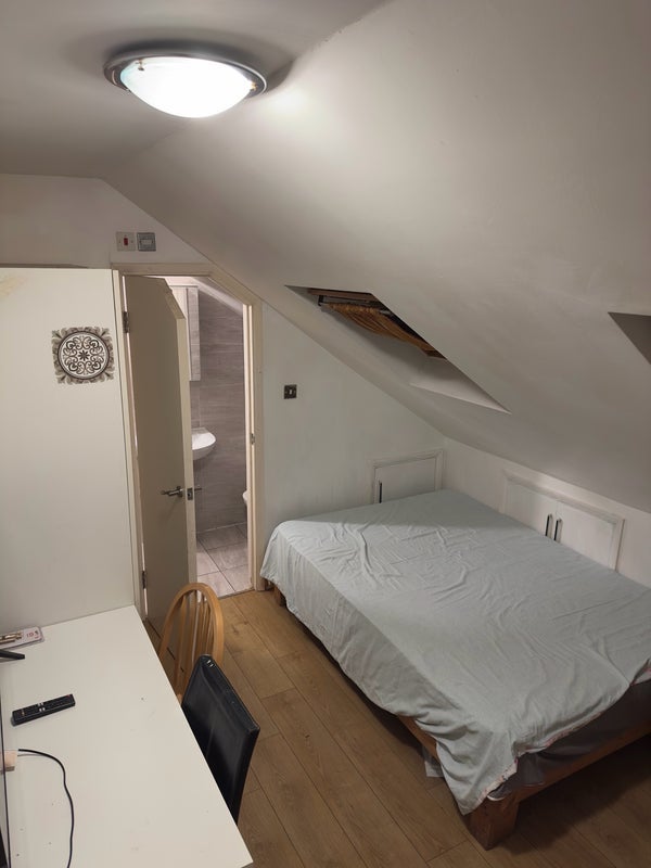 Room Dowsett Road in Greater London