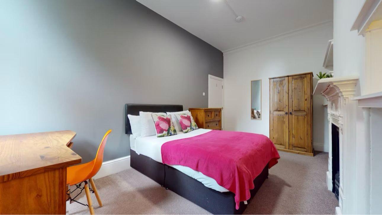 Room Greenbank Road in Plymouth