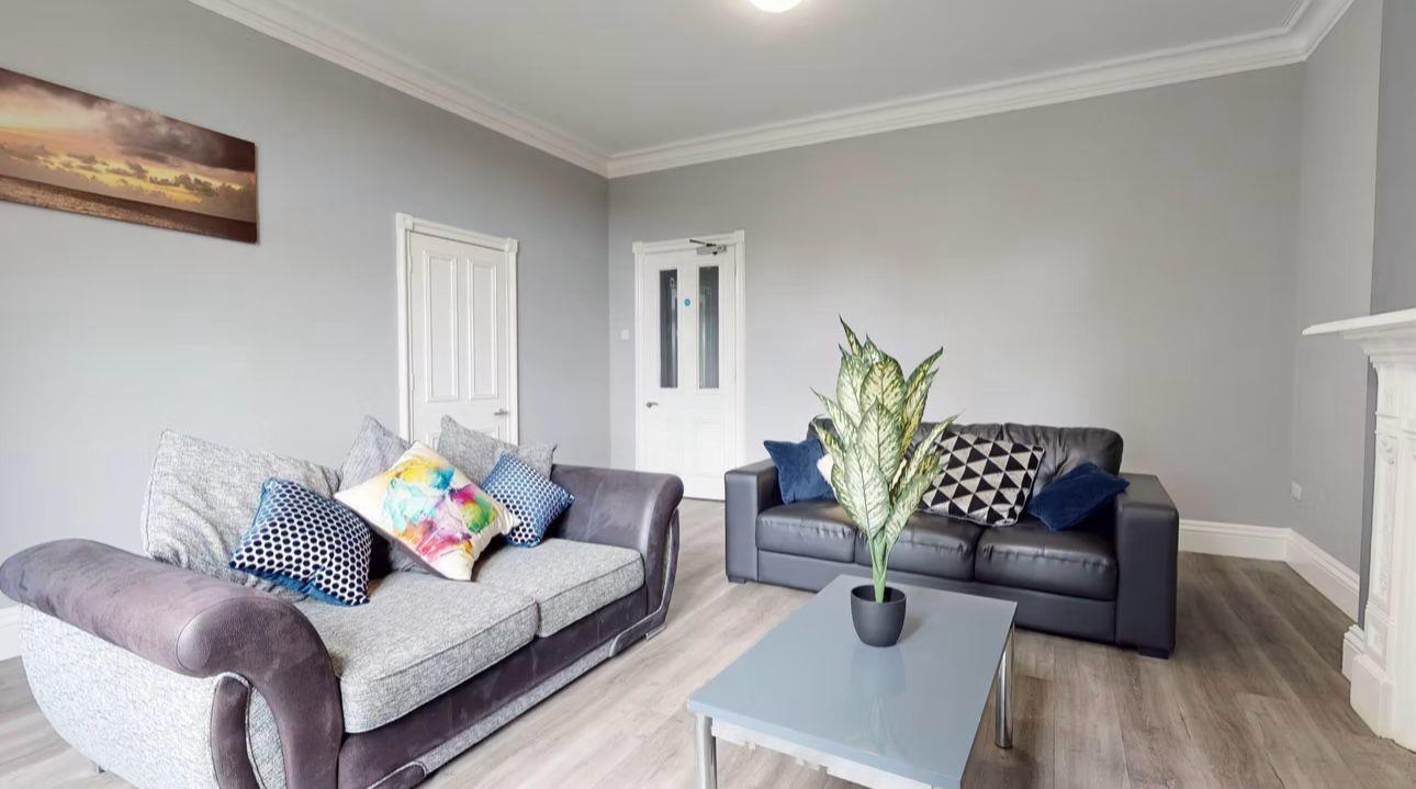 Room Greenbank Road in Plymouth