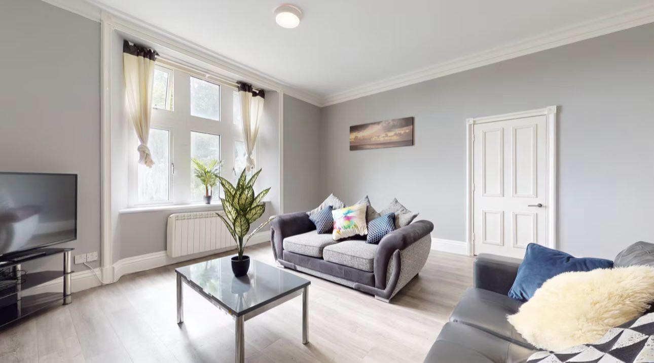 Room Greenbank Road in Plymouth