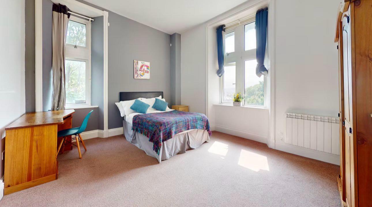 Room Greenbank Road in Plymouth