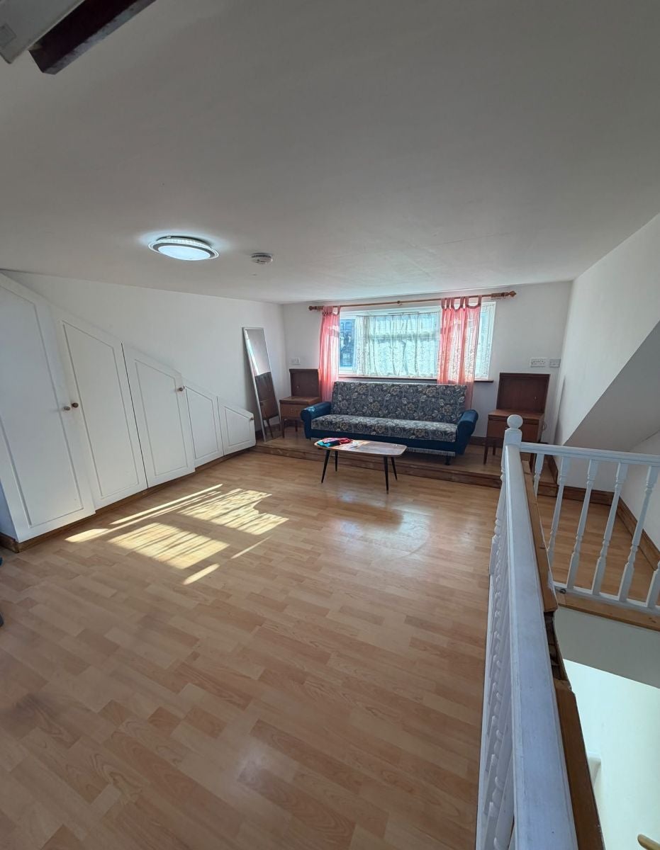 Room Brent View Road in Greater London