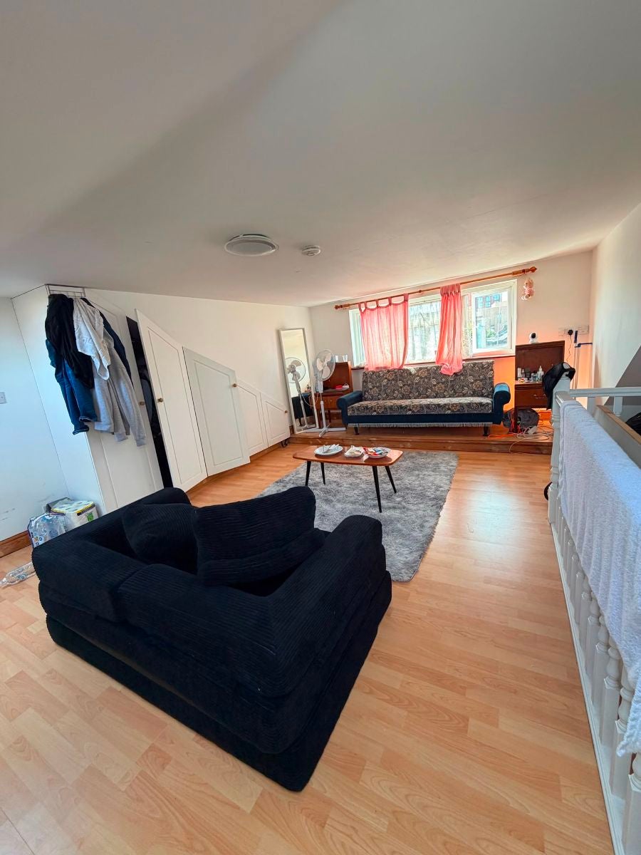Room Brent View Road in Greater London