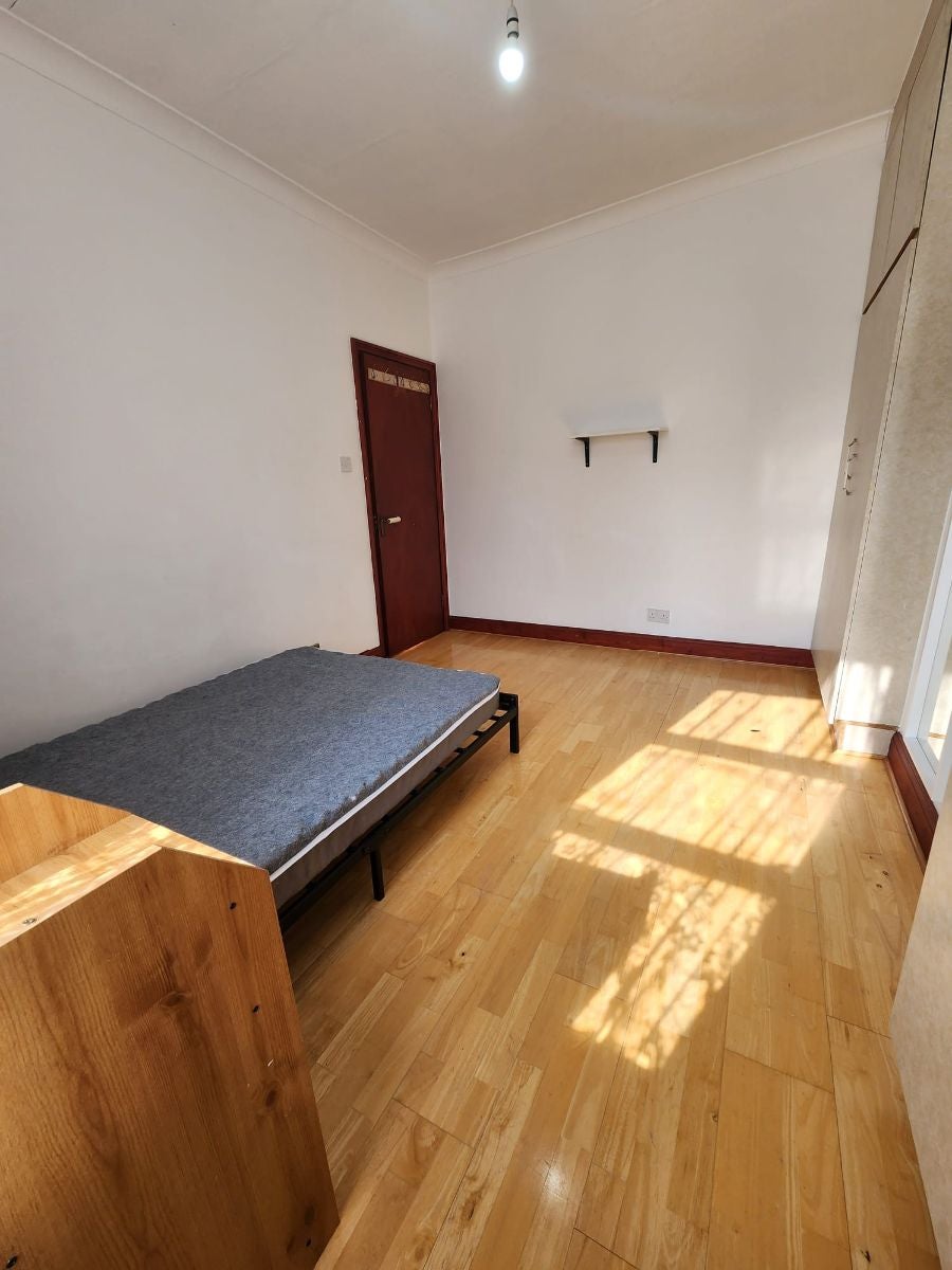Room Brent View Road in Greater London