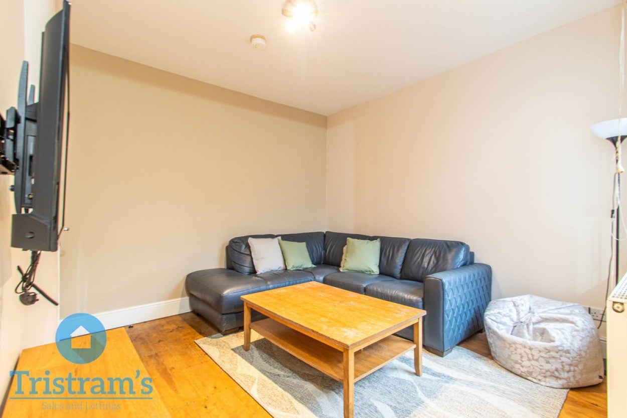 Room Sherwin Road in Nottingham