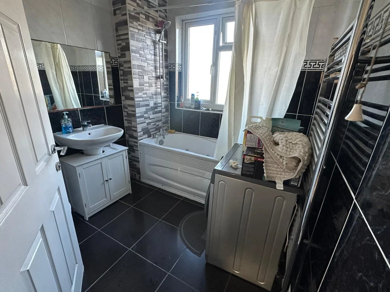 Room Clayhall Avenue in Greater London