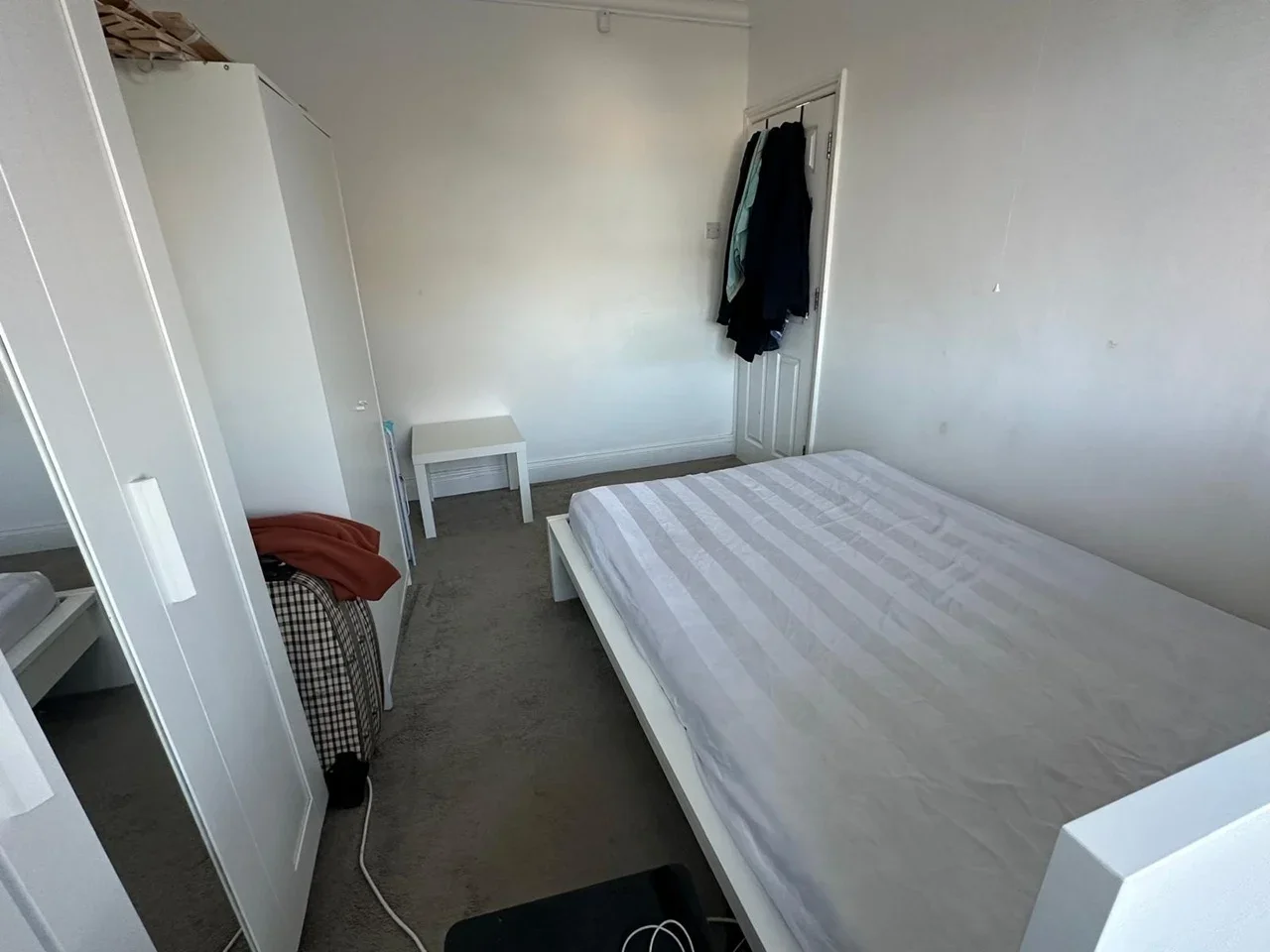 Room Clayhall Avenue in Greater London