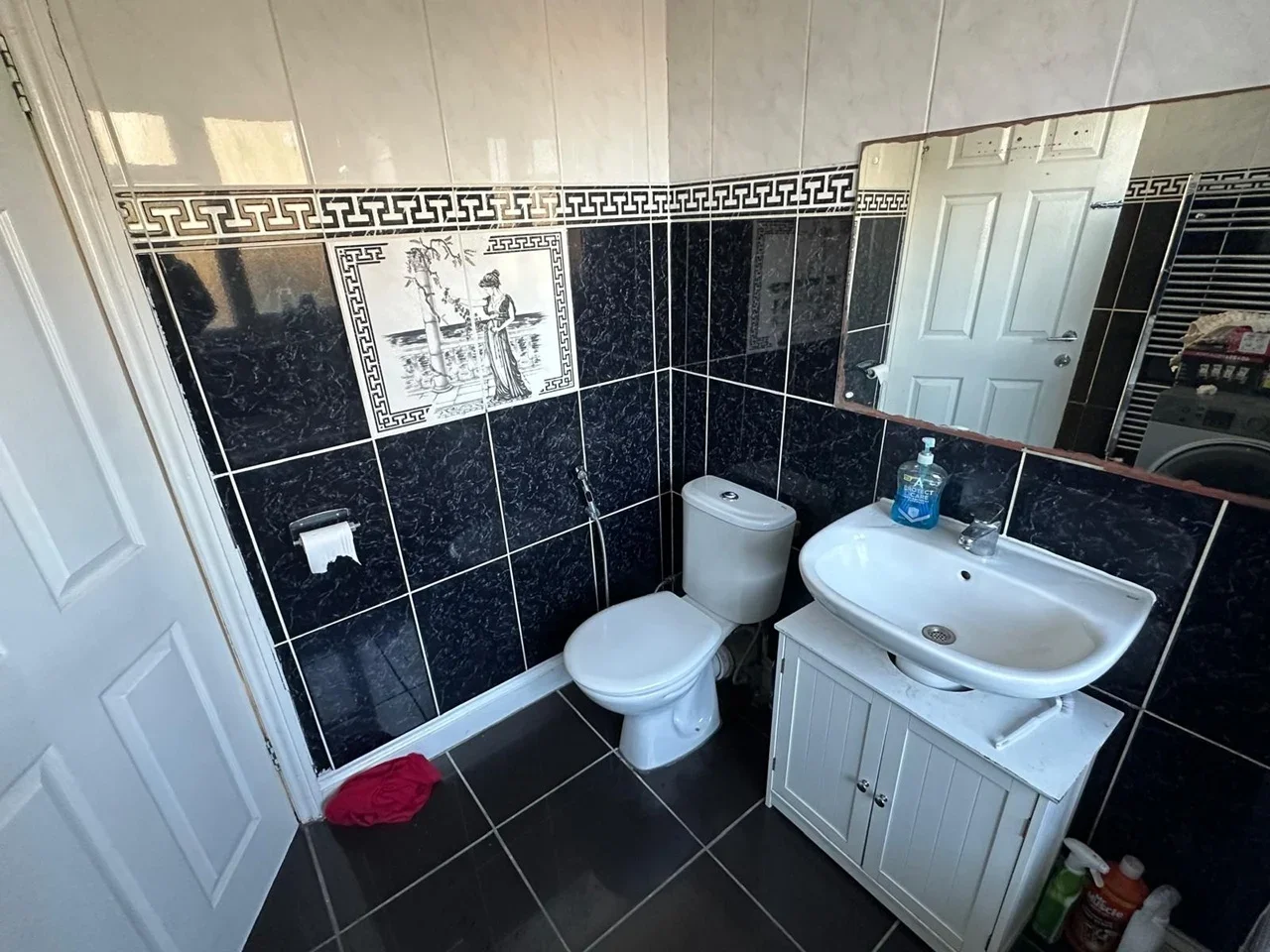 Room Clayhall Avenue in Greater London