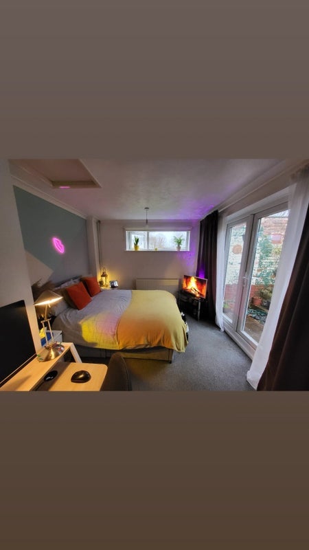 Room Peacock Walk in Crawley
