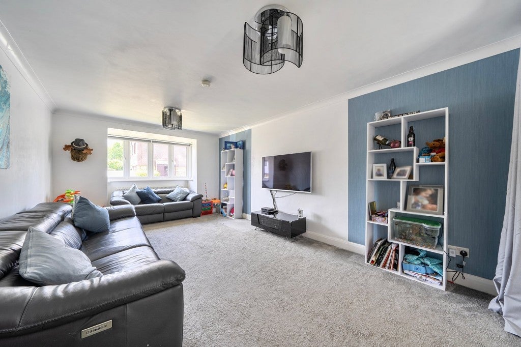 House Turners Meadow Way in Greater London
