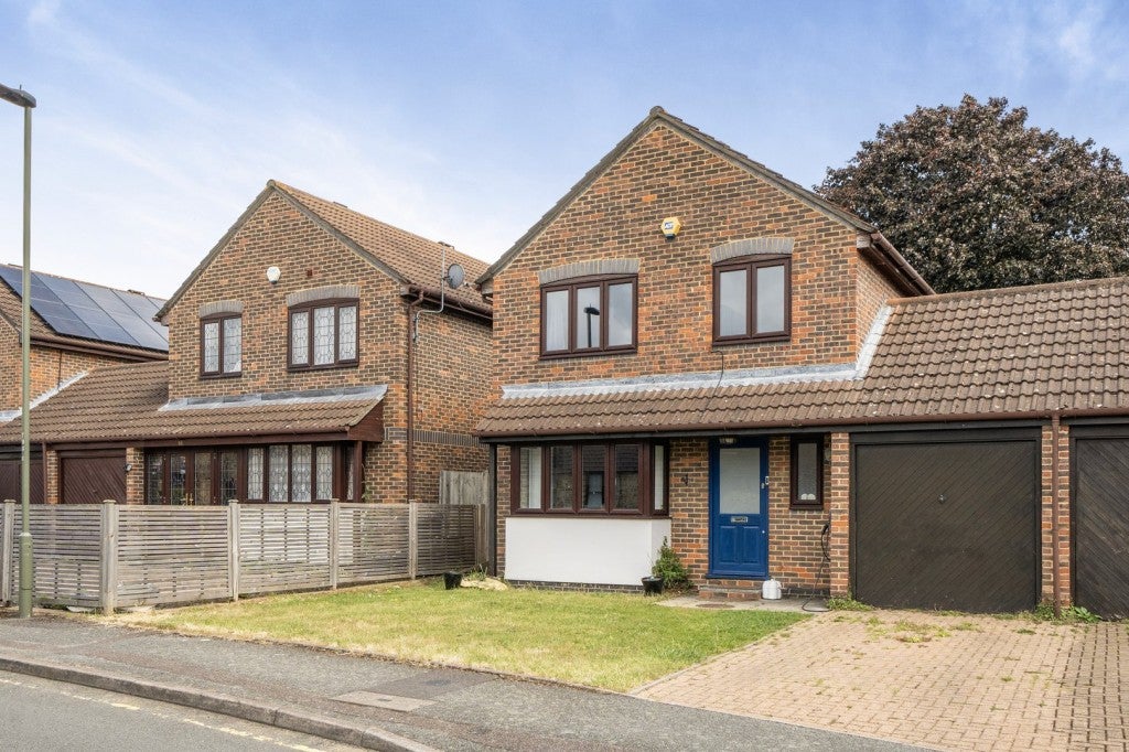 House Turners Meadow Way in Greater London