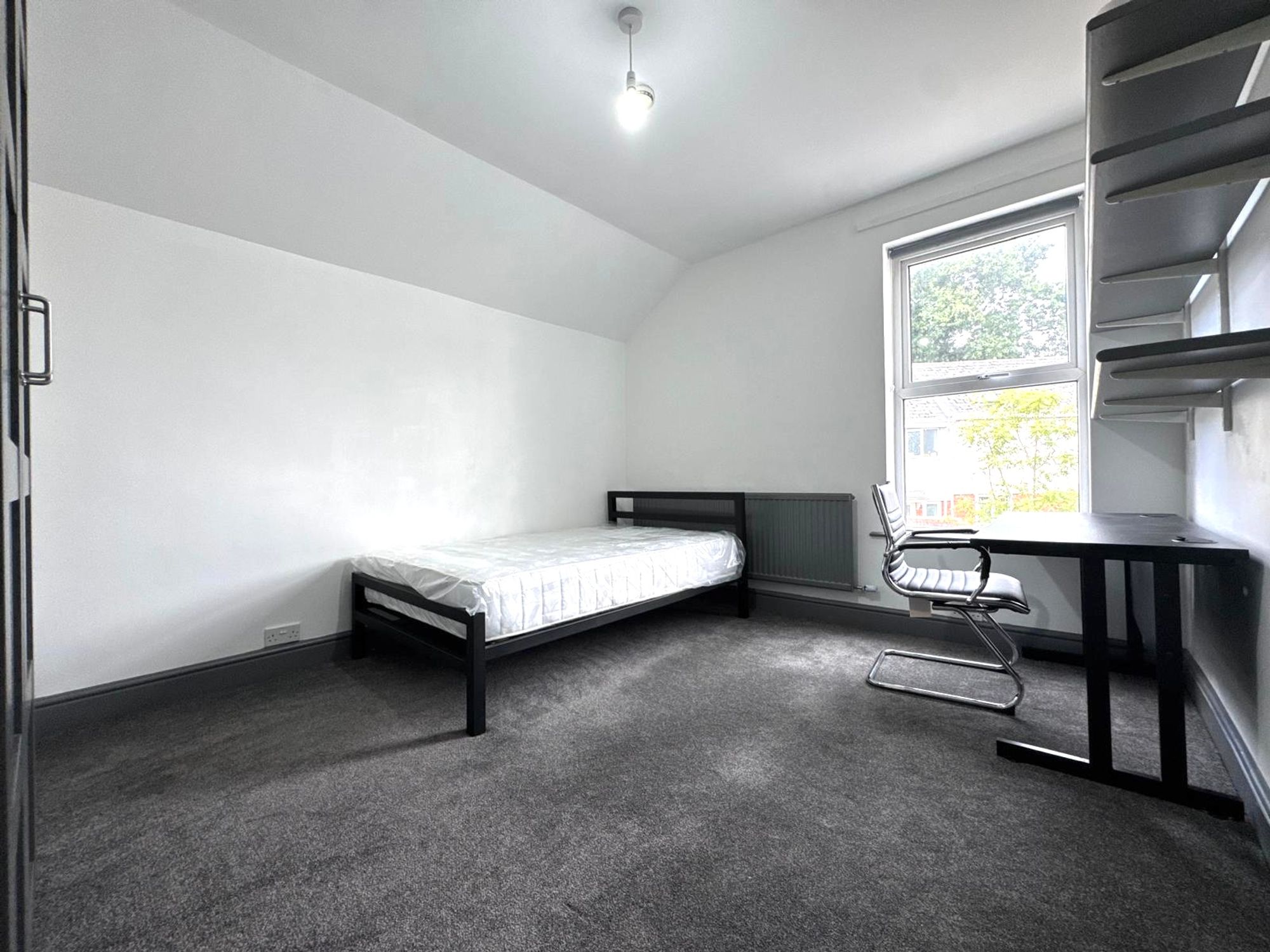 Room Mackintosh Place in Cardiff