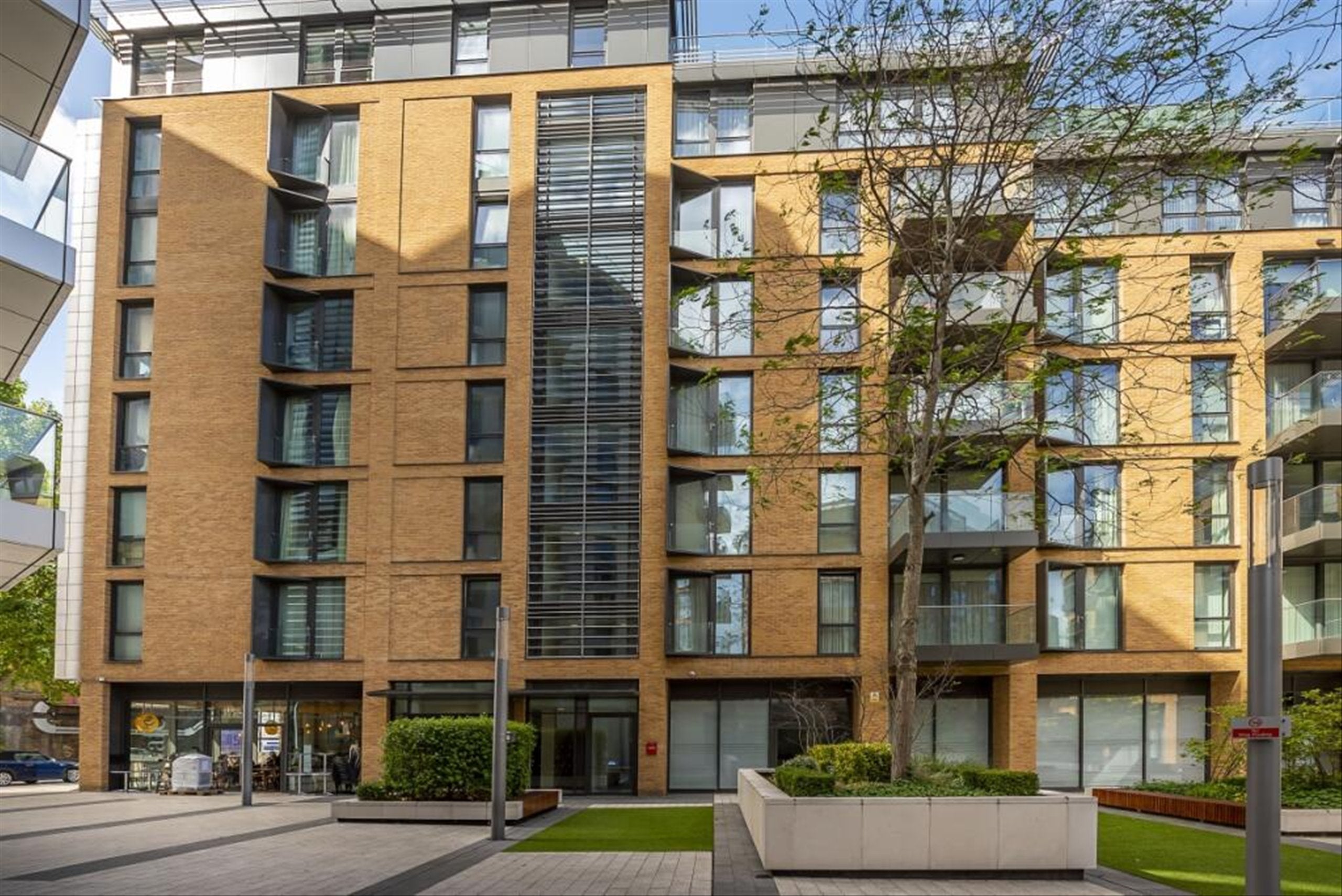 Flat Plaza Gardens in Greater London
