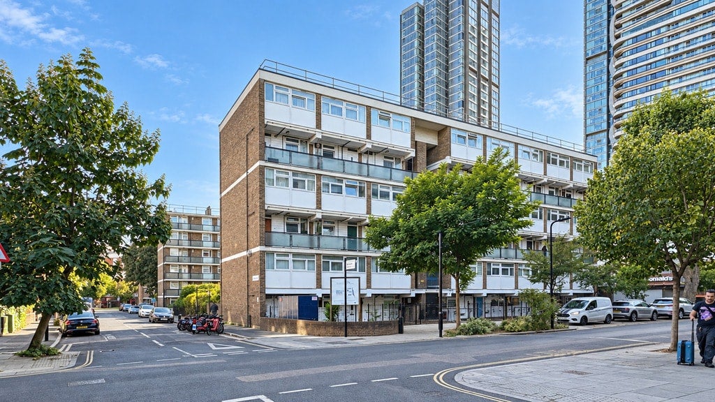 Flat Micawber Street in Greater London